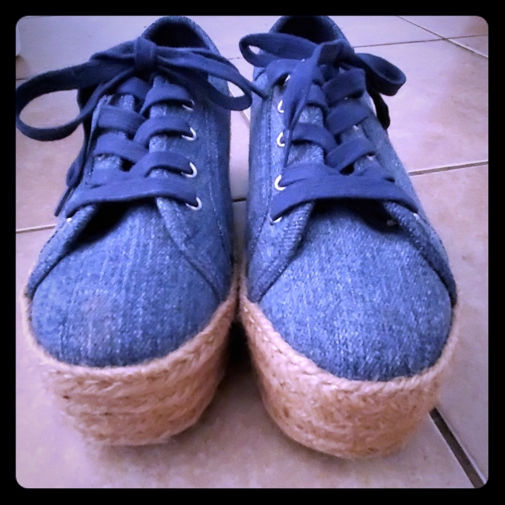Steve Madden denim platform shoe